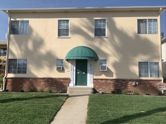 Frente del edificio - 803 W Glenoaks Blvd