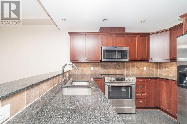 Building Photo - 700-700 Sussex Dr