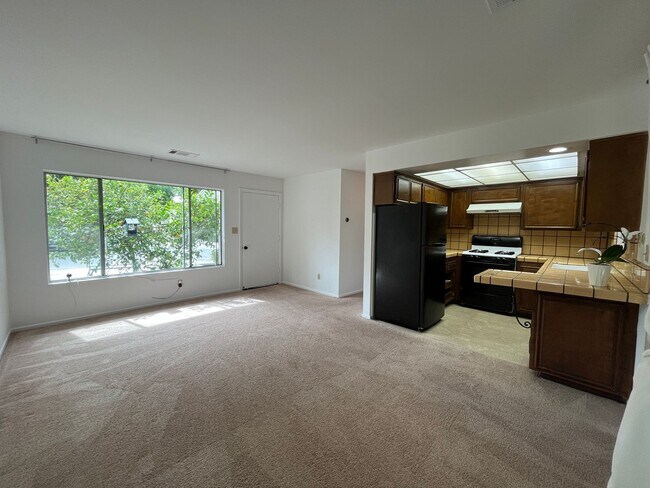 Foto del edificio - Pet friendly 2+1 w/private yard + in-unit laundry!