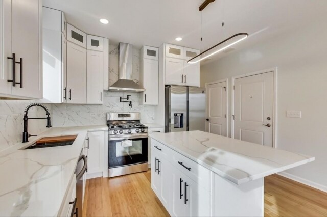 Building Photo - 1338 N Hamlin Ave