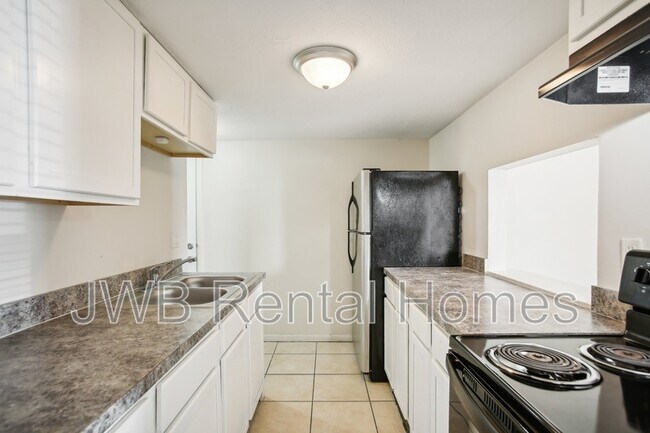 Foto del edificio - 851 Bert Rd