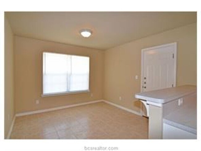 Foto del edificio - Large 3/2 duplex with large fenced back yard