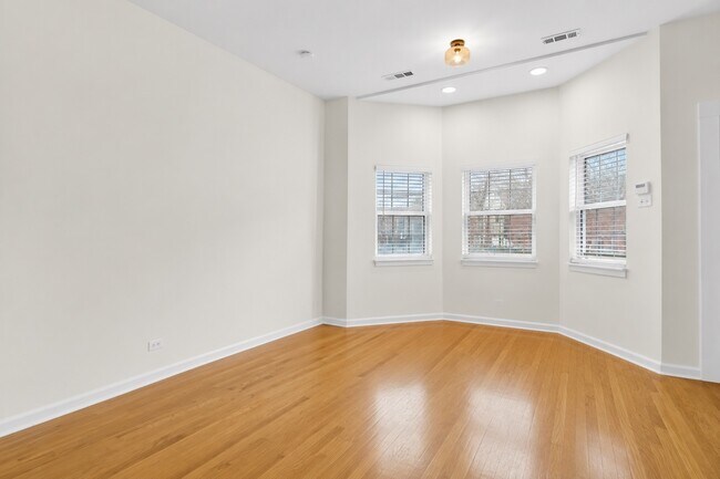 Building Photo - 3115 N Oakley Ave