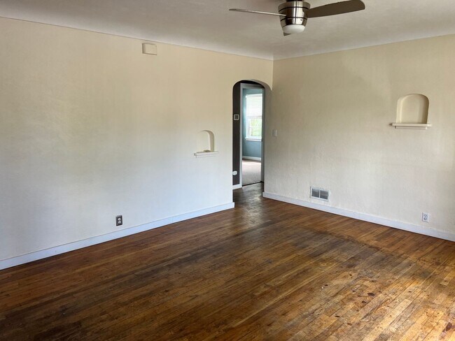 Building Photo - 4 Bed - 2 Bath - Fenced Yard - Corner Lot
