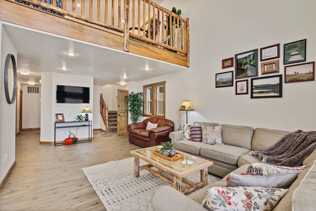 Building Photo - 130 Par Dr