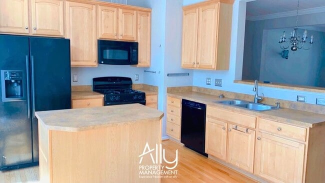 Building Photo - 908 Rainier Rd