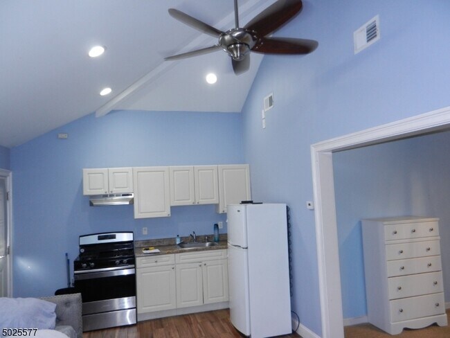 Building Photo - 16 Lincoln Blvd