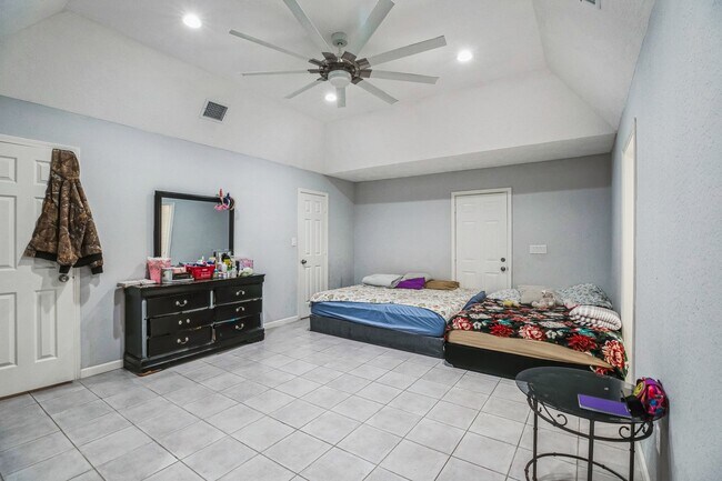 Foto del edificio - 1301 Oaks Dr