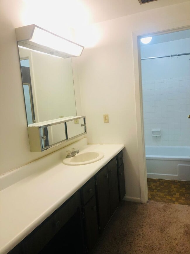 Building Photo - 2028 Summit St