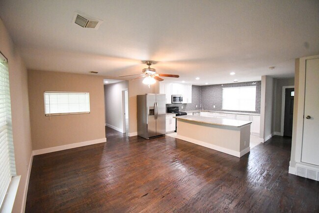 Foto del edificio - 4 bedroom / 3 bath in Irving