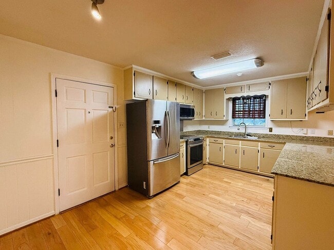 Building Photo - 814 Pinemont Dr