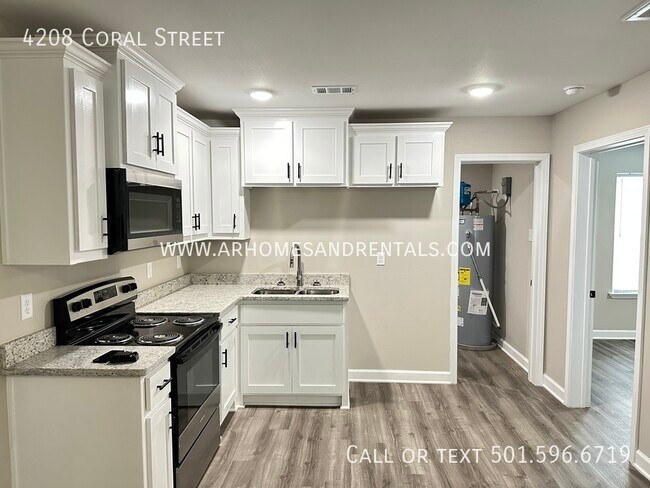 Foto del edificio - 4208B Coral Street | $850 | 2 beds, 1 bath