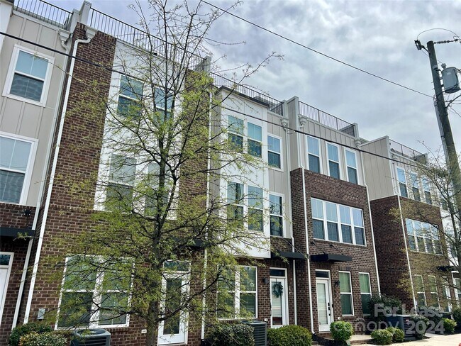 Building Photo - 240 Parkwood Ave