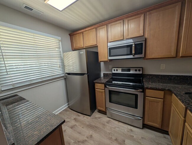 Foto del edificio - Cozy condo located in the Williamsburg on Commonwealth community minutes from Plaza Midwood!