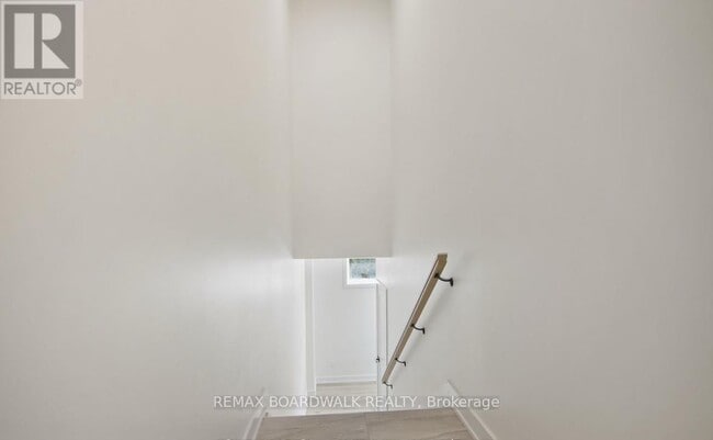 Building Photo - 241 Breezehill Ave S