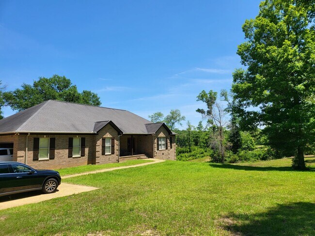 Building Photo - 4 bedroom, 2 bath home conveniently located