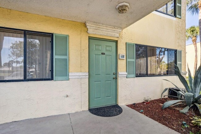 Foto del edificio - 1618 Meadows Cir W