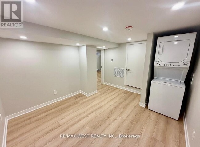 Building Photo - 10 Vimy Ave