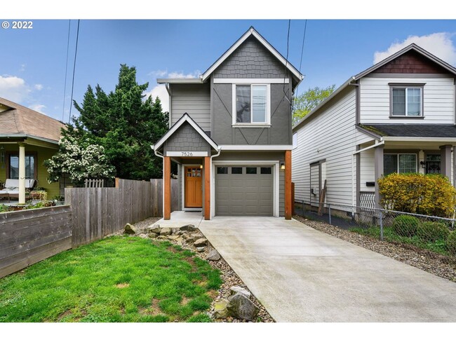 Beautiful Contemporary home - 7526 SE Harold St
