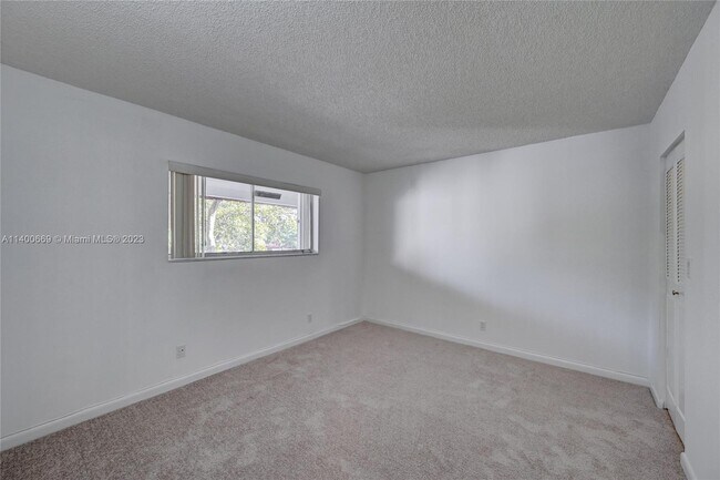 Building Photo - 3501 Inverrary Dr