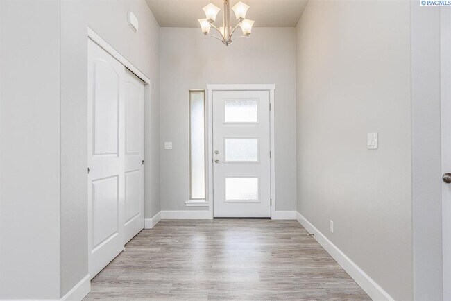 Foto del edificio - 3 Bed/2 Bath Home in South Kennewick