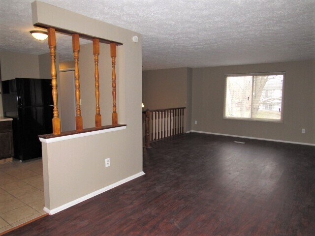 Building Photo - 910 Woodlark Dr