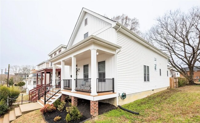 Foto del edificio - 2019 Dinwiddie Ave
