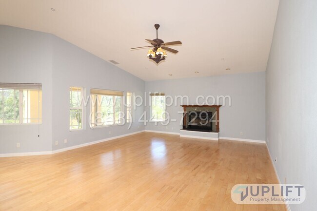 Foto del edificio - 3 Bed, 2 Bath House w/ 2-Car Garage, Central HVAC, Very Private