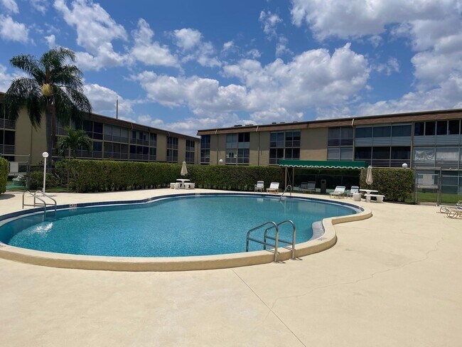 Foto del edificio - 400 Village Green Cir W