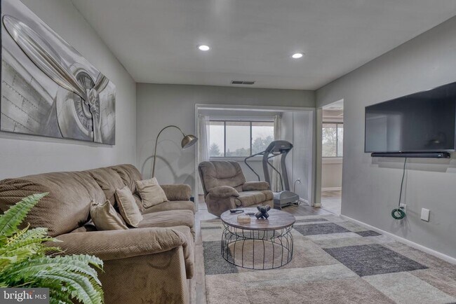 Building Photo - 130 Royal Oak Dr