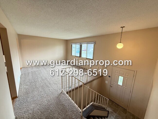 Foto del edificio - Eagan House Available Now, Open Floor Plan...