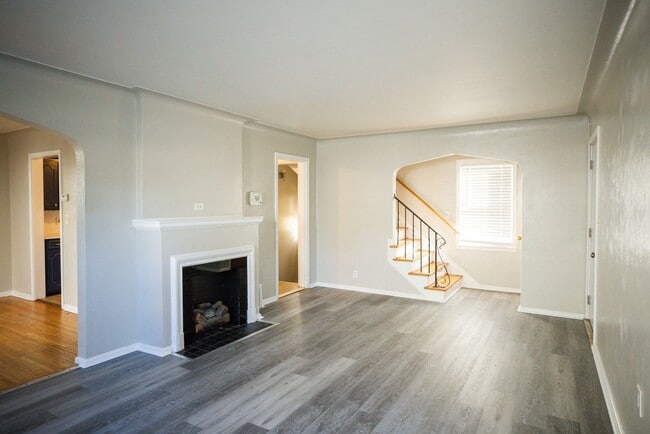 Foto del edificio - Beautiful, functional, and clean three bed...