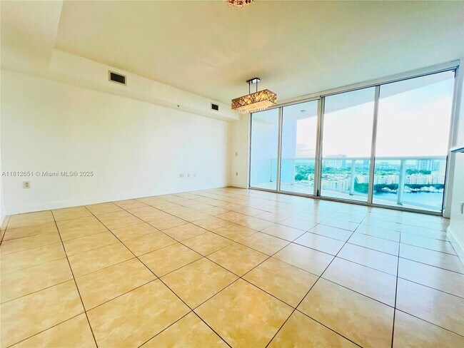 Foto del edificio - 19400 Turnberry Way