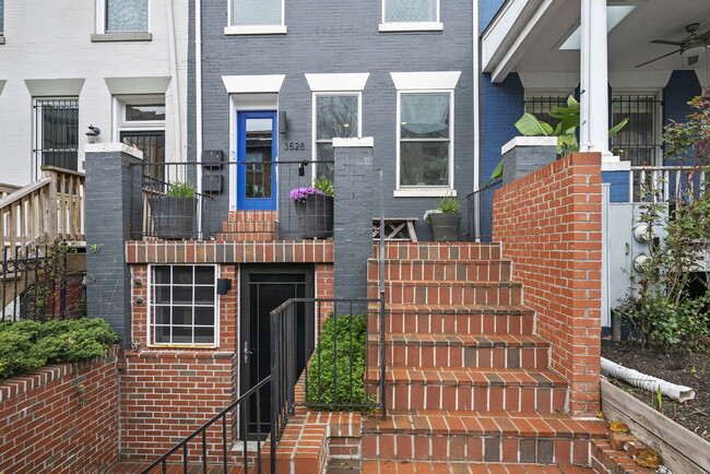 Foto del edificio - 3528 13th St NW