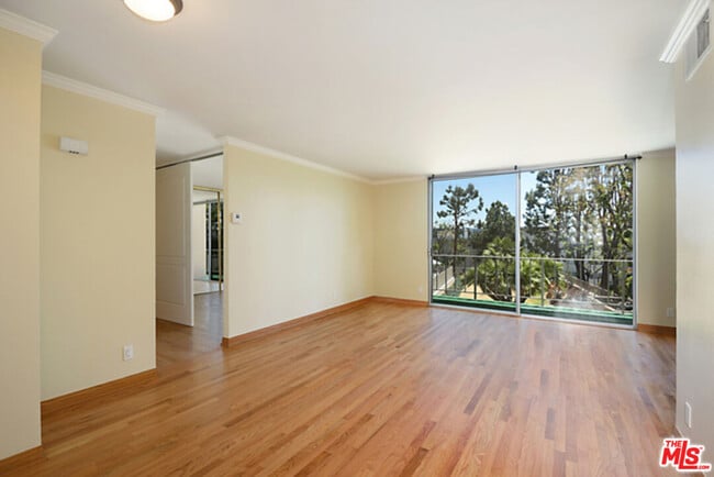 Building Photo - 100 S Doheny Dr