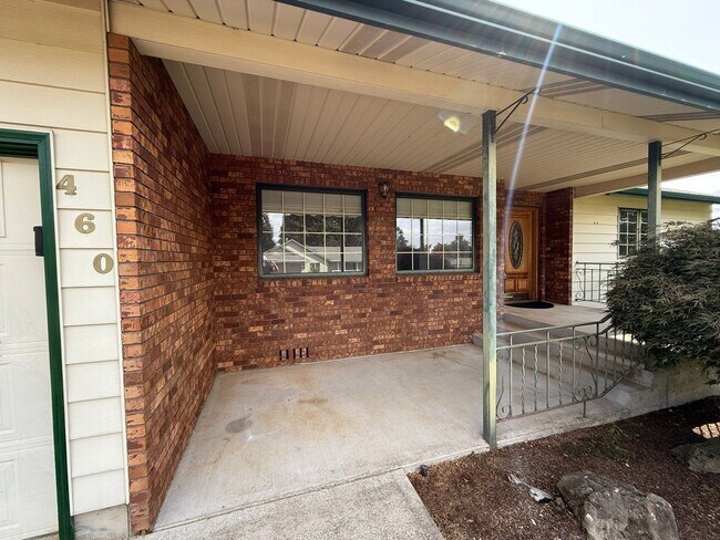 Foto del edificio - 460 SE Conifer Pl