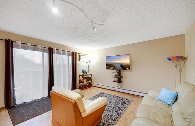 Building Photo - 4 Echo Ct