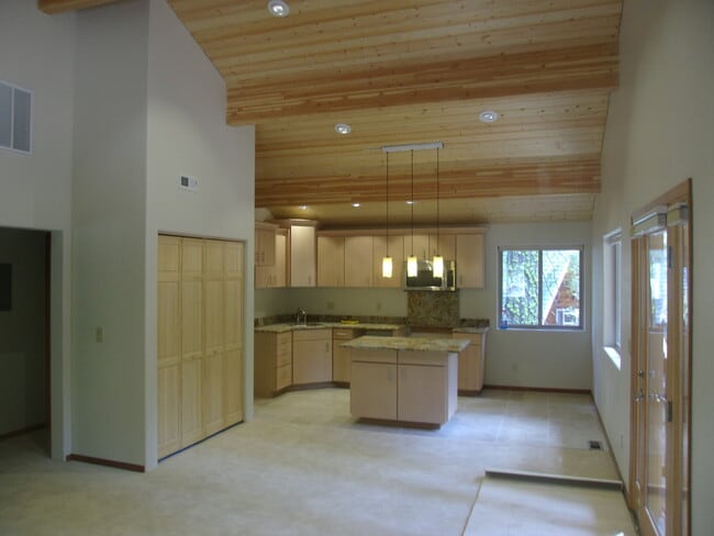 Building Photo - 715 W Lake Blvd