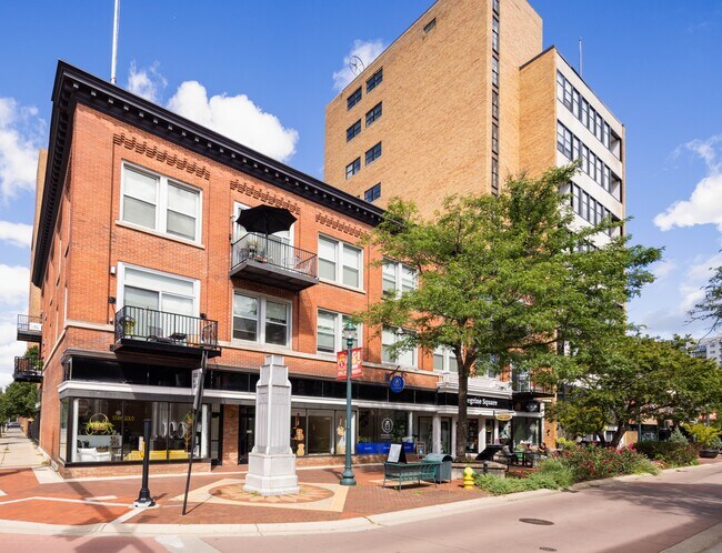 Plaza Peregrine - Peregrine Square