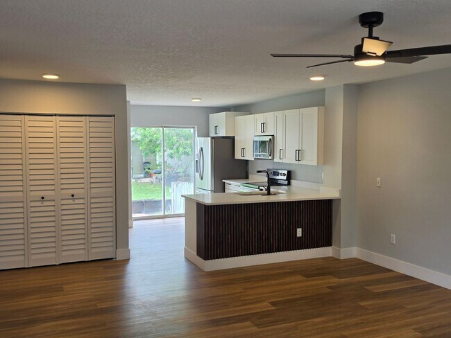 Building Photo - FOR RENT!! RECENTLY RENOVATED 2 BEDROOM 2 BATH CONDO (FIRST FLOOR)...