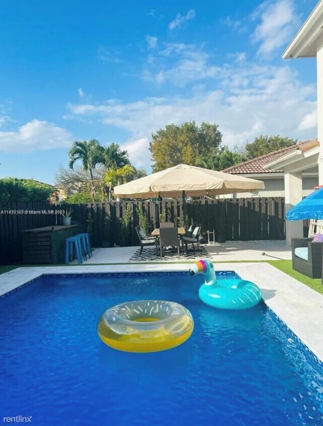 Foto principal - 3 br, 2.5 bath House - 4464 NW 109th Psge