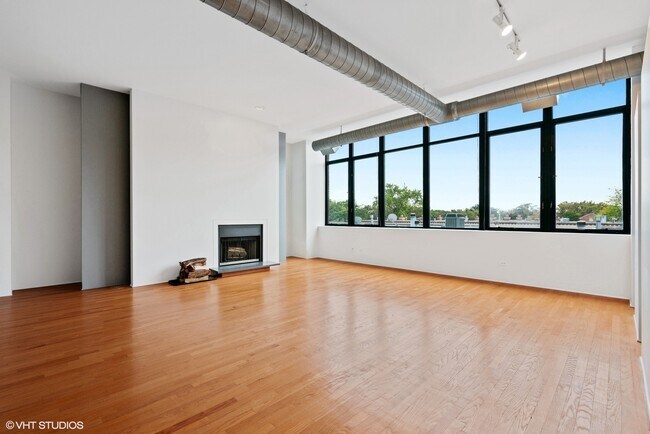 Building Photo - 2600 N Southport Ave