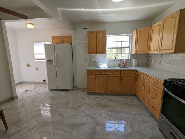 Foto del edificio - 6619 Willoughby Ave