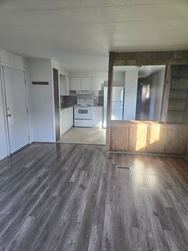 Building Photo - 1295 Thomas Rd