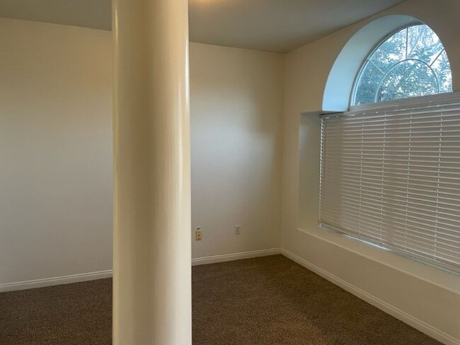 Building Photo - 3 Bedroom/2 Bath Home Located in the North...