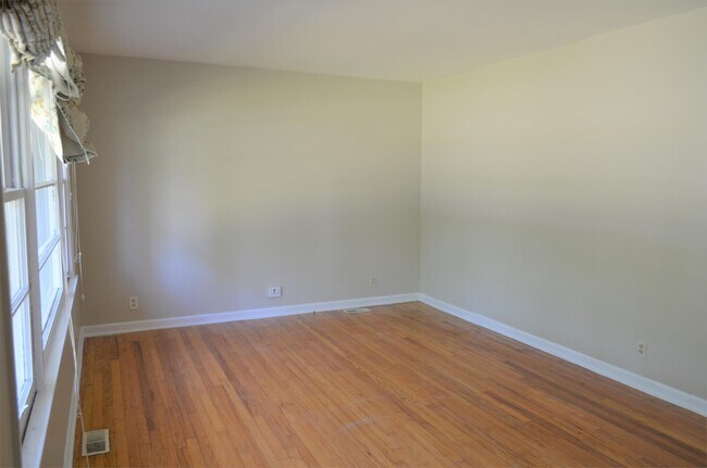 Foto del edificio - 406 Mapleton Dr