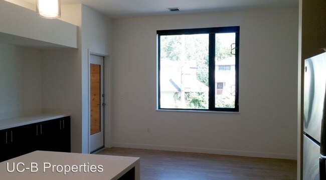 Building Photo - 660 W 63rd St