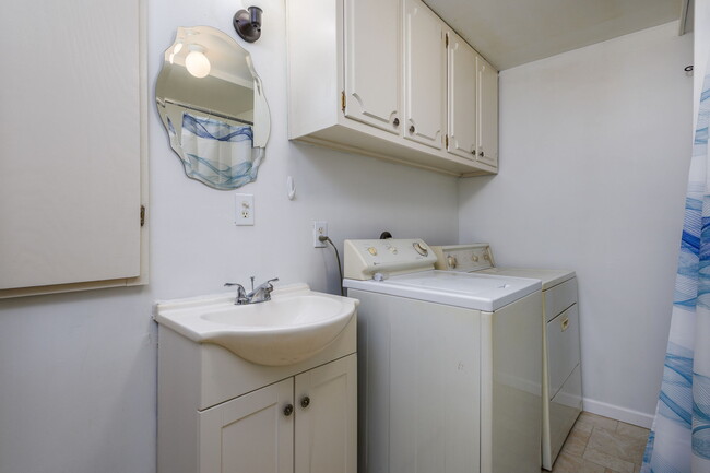 Building Photo - 9156 Elizabeth St