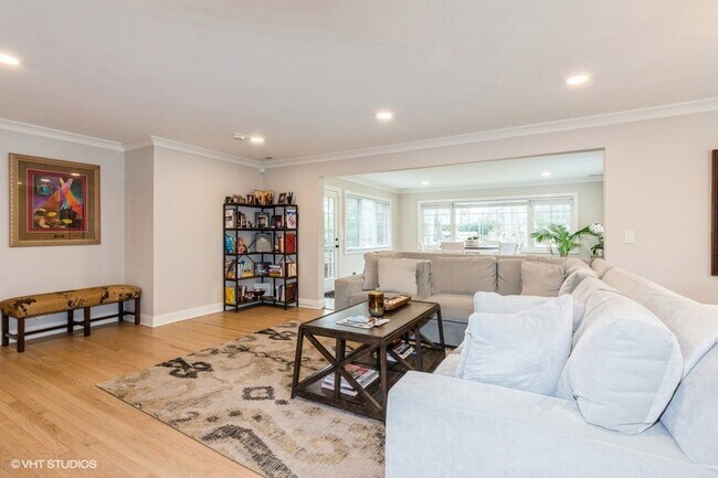Foto del edificio - 3205 Sprucewood Rd