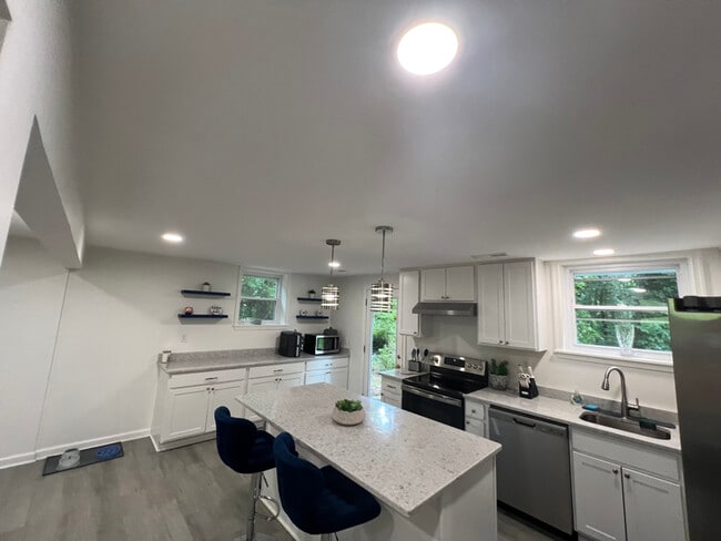 Building Photo - 8607 Pinecliff Dr